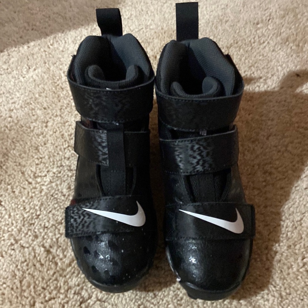 I am selling a pair of Nike FastFlex Football cleats. They are a size 2y.